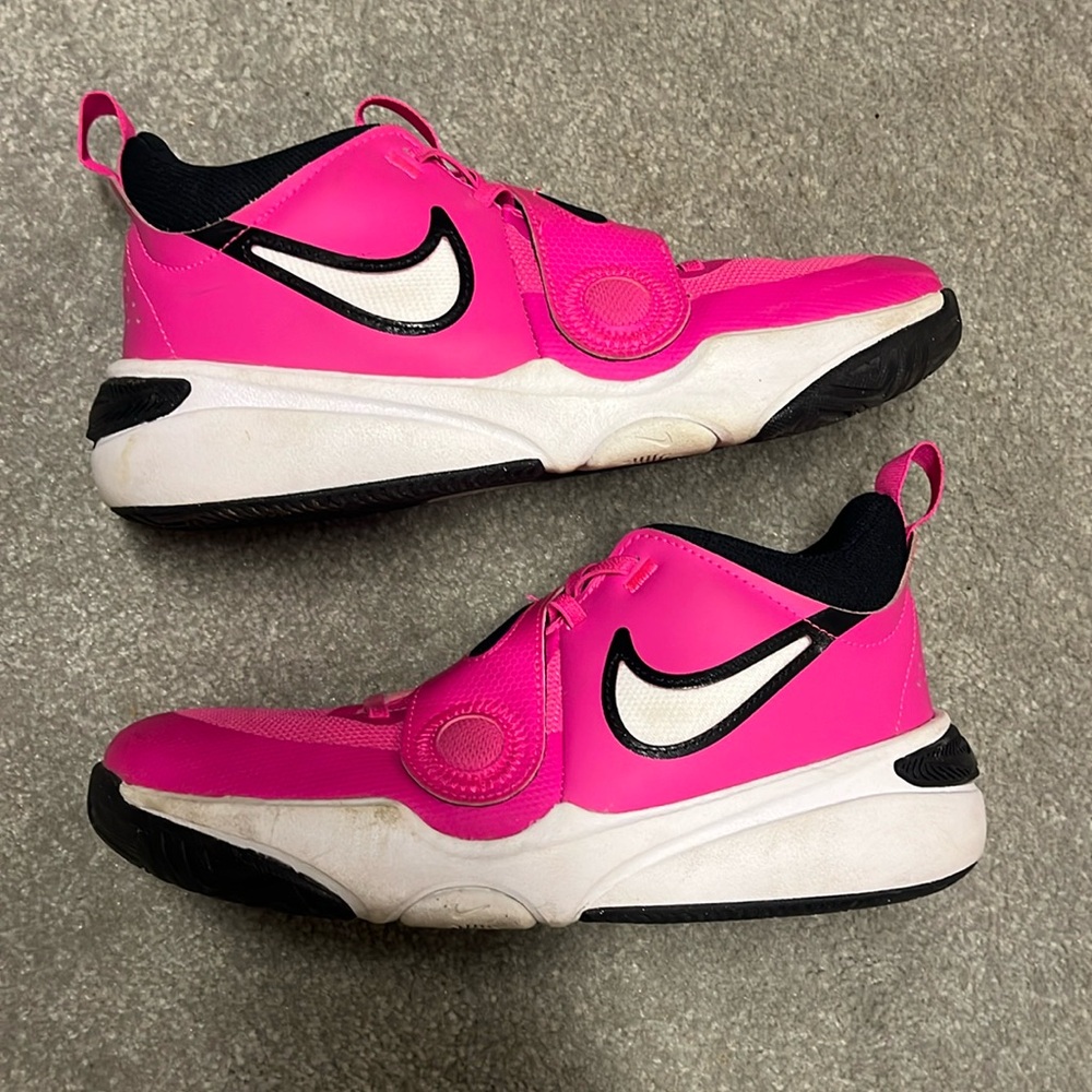 Pink women basketball shoes Nike 7